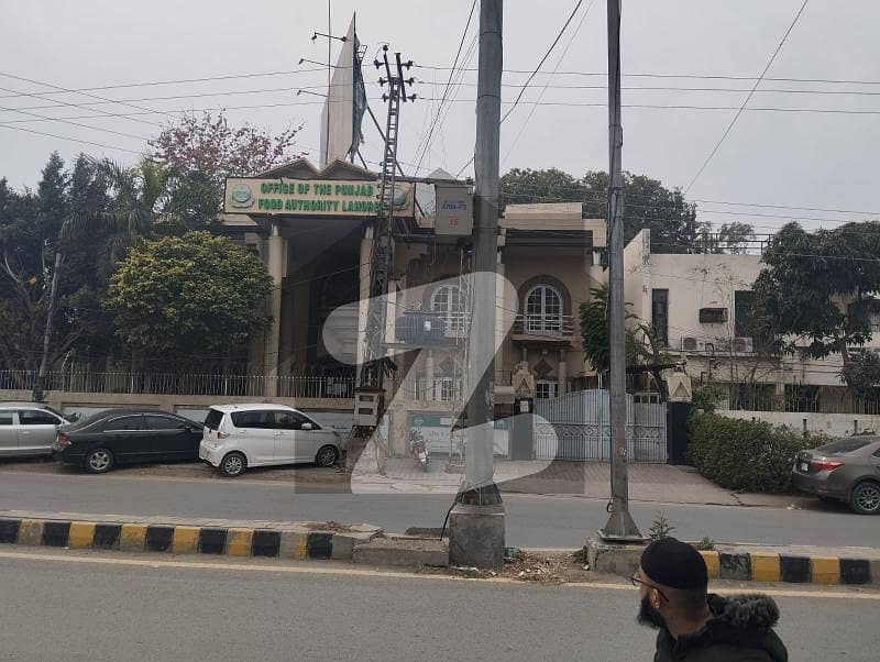 نیو مسلم ٹاؤن لاہور میں 6 کمروں کا 1 کنال عمارت 5.6 لاکھ میں کرایہ پر دستیاب ہے۔