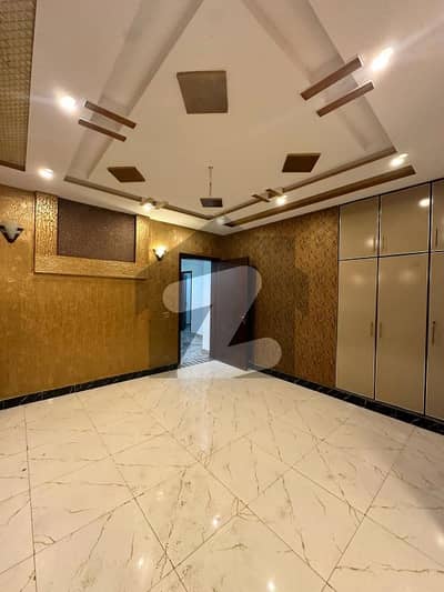 ایل ڈی اے ایوینیو ۔ بلاک ایم ایل ڈی اے ایوینیو,لاہور میں 5 کمروں کا 10 مرلہ مکان 1.1 لاکھ میں کرایہ پر دستیاب ہے۔
