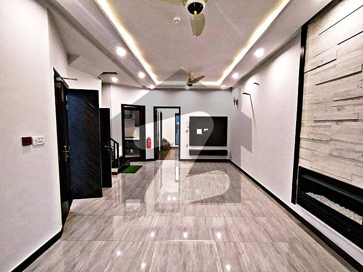 ڈی ایچ اے فیز 5 ڈیفنس (ڈی ایچ اے),لاہور میں 3 کمروں کا 6 مرلہ مکان 2.85 کروڑ میں برائے فروخت۔