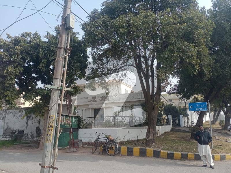 چکلالہ سکیم 3 چکلالہ سکیم,راولپنڈی میں 1 کنال مکان 5.5 کروڑ میں برائے فروخت۔