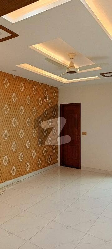 ایل ڈی اے ایوینیو ۔ بلاک جی ایل ڈی اے ایوینیو,لاہور میں 7 کمروں کا 10 مرلہ مکان 1.0 لاکھ میں کرایہ پر دستیاب ہے۔