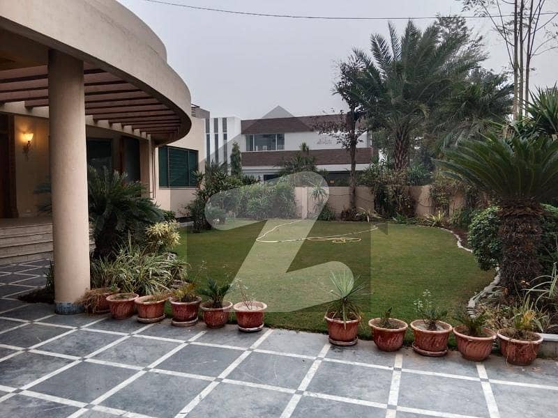 Kanal Stylish Bungalow available for Rent