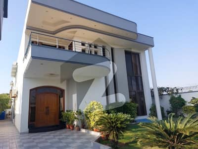 1000 YARDS BEAUTIFUL BUNGALOW FOR RENT