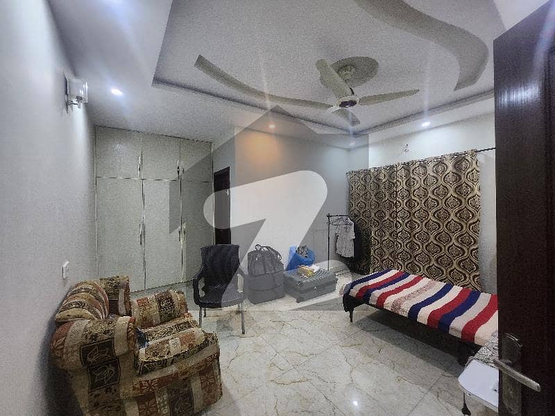 بحریہ ٹاؤن اوورسیز انکلیو بحریہ ٹاؤن,لاہور میں 5 کمروں کا 10 مرلہ مکان 3.35 کروڑ میں برائے فروخت۔