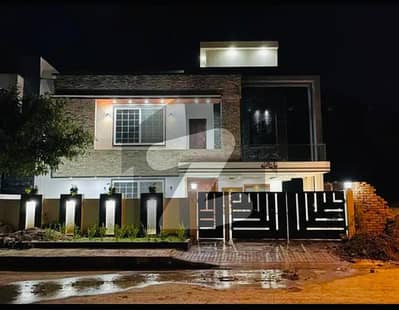 بحریہ ٹاؤن فیز 8 بحریہ ٹاؤن راولپنڈی,راولپنڈی میں 6 کمروں کا 15 مرلہ مکان 4.25 کروڑ میں برائے فروخت۔