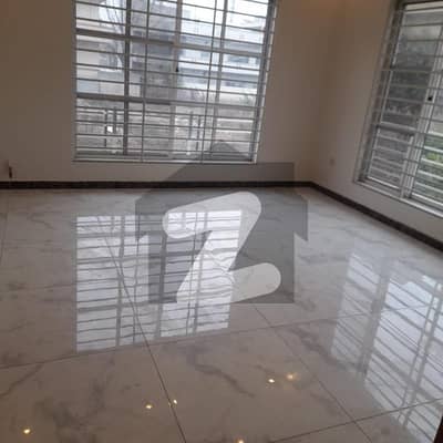 1 Kanal Triple Storey House Available For Rent