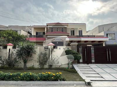 پنجاب کوآپریٹو ہاؤسنگ سوسائٹی لاہور میں 5 کمروں کا 1 کنال مکان 5.5 کروڑ میں برائے فروخت۔