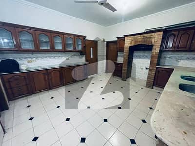 شامی روڈ کینٹ,لاہور میں 3 کمروں کا 10 مرلہ مکان 1.5 لاکھ میں کرایہ پر دستیاب ہے۔