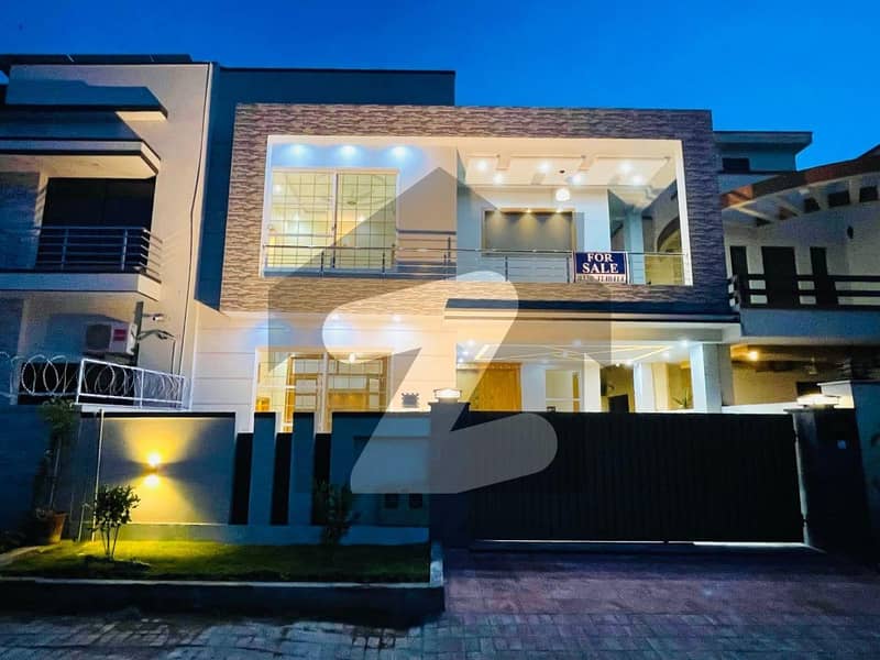 بحریہ ٹاؤن فیز 4 بحریہ ٹاؤن راولپنڈی,راولپنڈی میں 5 کمروں کا 10 مرلہ مکان 5.5 کروڑ میں برائے فروخت۔