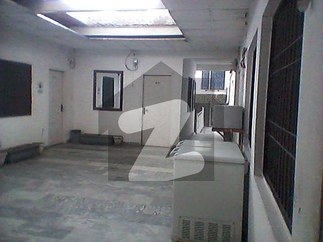 مین مارکیٹ گلبرگ,لاہور میں 1 مرلہ کمرہ 20.0 ہزار میں کرایہ پر دستیاب ہے۔