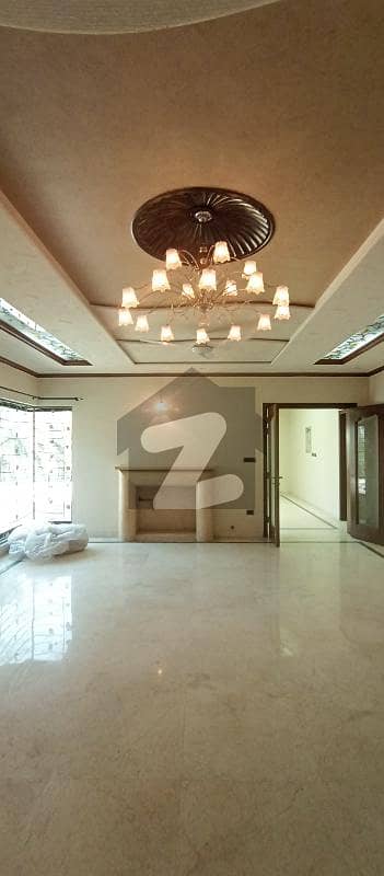 ڈی ایچ اے فیز 2 ڈیفنس (ڈی ایچ اے),لاہور میں 6 کمروں کا 2 کنال مکان 5.5 لاکھ میں کرایہ پر دستیاب ہے۔