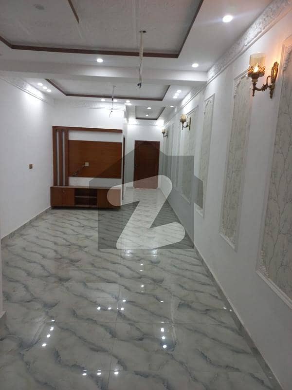 یو ای ٹی ہاؤسنگ سوسائٹی لاہور میں 5 کمروں کا 10 مرلہ مکان 3.5 کروڑ میں برائے فروخت۔