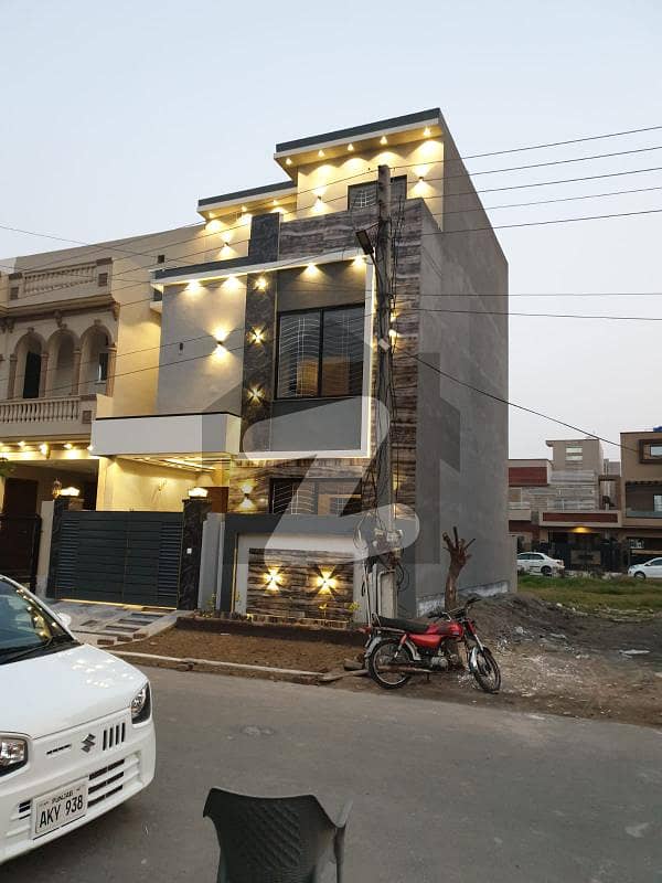 طارق گارڈنز ۔ بلاک ای طارق گارڈنز,لاہور میں 5 کمروں کا 5 مرلہ مکان 3.35 کروڑ میں برائے فروخت۔