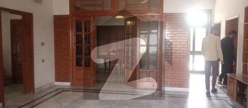 ڈی ایچ اے فیز 4 - بلاک ڈبل جی فیز 4,ڈیفنس (ڈی ایچ اے),لاہور میں 4 کمروں کا 10 مرلہ مکان 1.5 لاکھ میں کرایہ پر دستیاب ہے۔