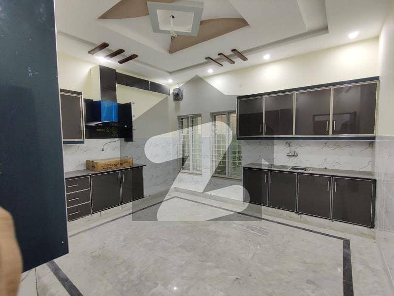 1.5 KANAL BRAND NEW SEPRET ENTRENCE 6 BEDS 2 DD 2 TVL 2 KITCHEN FIRST AND SECOND FLOOR