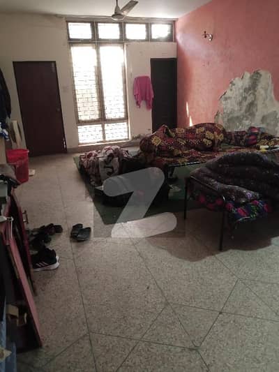 کیولری ایکسٹینشن لاہور میں 2 کمروں کا 14 مرلہ زیریں پورشن 80.0 ہزار میں کرایہ پر دستیاب ہے۔