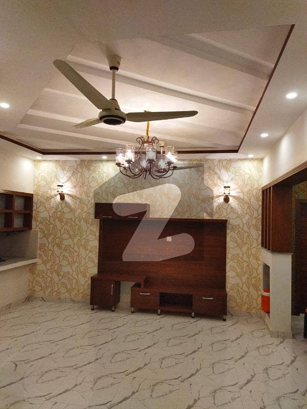 پی جی ای سی ایچ ایس فیز 1 پنجاب گورنمنٹ ایمپلائیز سوسائٹی,لاہور میں 8 کمروں کا 1 کنال مکان 2.5 لاکھ میں کرایہ پر دستیاب ہے۔