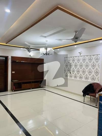 بحریہ ٹاؤن فیز 8 بحریہ ٹاؤن راولپنڈی,راولپنڈی میں 5 کمروں کا 10 مرلہ مکان 3.25 کروڑ میں برائے فروخت۔