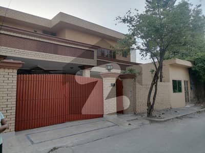 علی ٹاؤن لاہور میں 10 کمروں کا 1 کنال مکان 5.5 کروڑ میں برائے فروخت۔