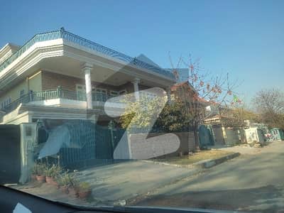F-7 House Available 60x100 Close And Street Near Market And Markaz 5+5 Bedrooms 2 Houses Build In This Plot 2 Gate