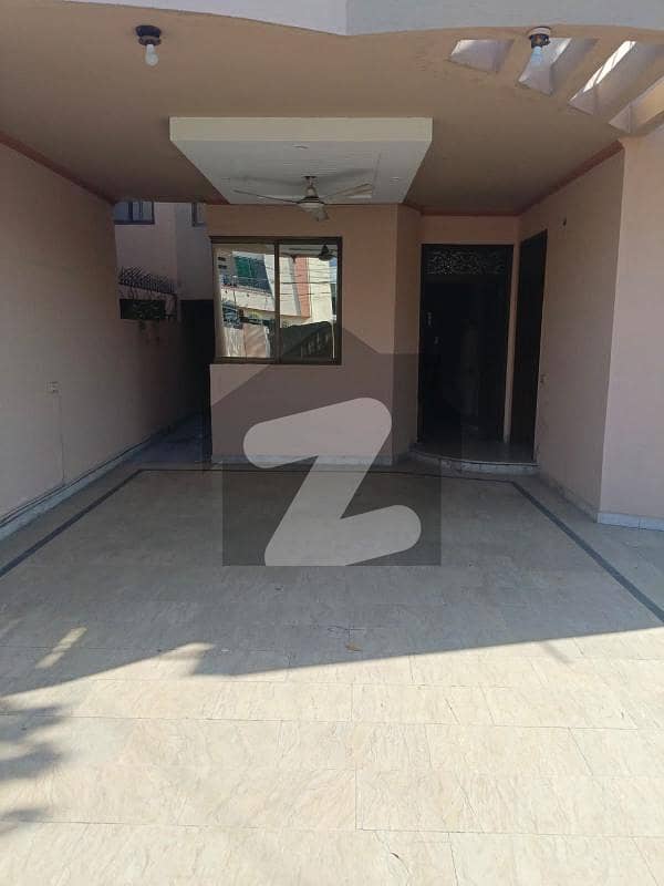 جوہر ٹاؤن فیز 2 جوہر ٹاؤن,لاہور میں 4 کمروں کا 12 مرلہ مکان 1.8 لاکھ میں کرایہ پر دستیاب ہے۔