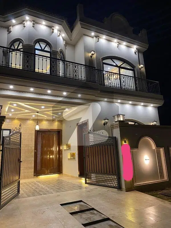 Hot Location Luxury Brand New Triple Storey Villa Available For Sale Near Park N Market