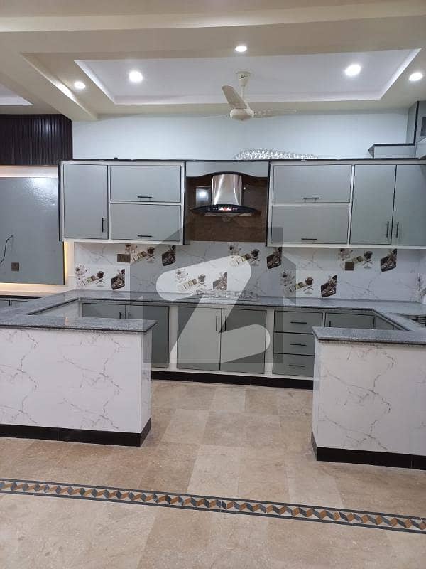 افشاں کالونی راولپنڈی میں 6 کمروں کا 9 مرلہ مکان 3.6 کروڑ میں برائے فروخت۔