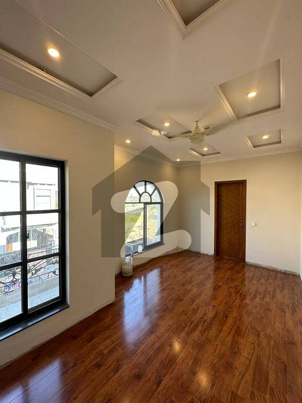ڈی ایچ اے 9 ٹاؤن ڈیفنس (ڈی ایچ اے),لاہور میں 4 کمروں کا 5 مرلہ مکان 2.3 کروڑ میں برائے فروخت۔
