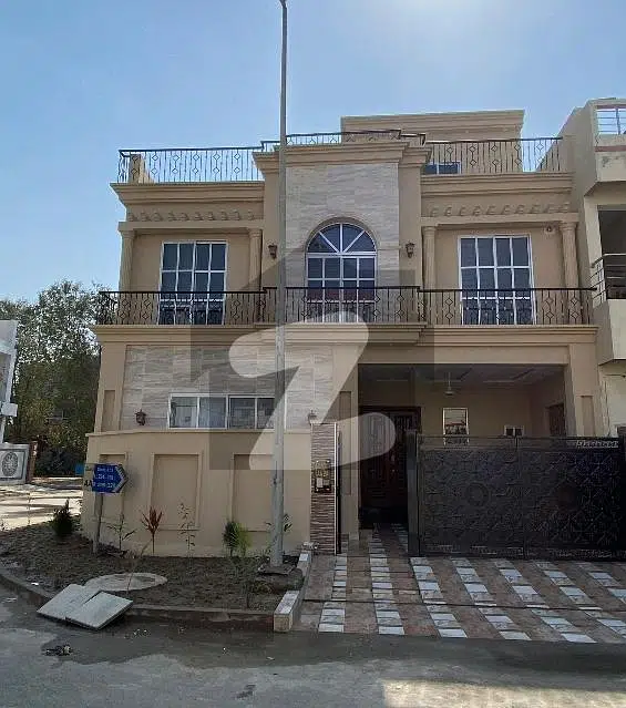 Centrally Located Corner House Available In Citi Housing Society For sale