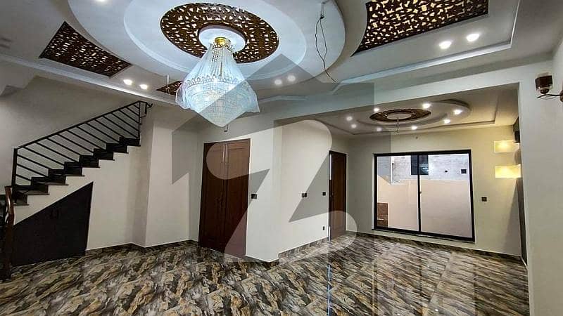 شالیمار کالونی ملتان میں 4 کمروں کا 5 مرلہ مکان 45.0 ہزار میں کرایہ پر دستیاب ہے۔