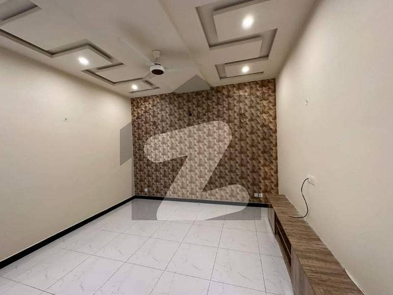 10 Marla Luxury Upper Portion Non Furnished For Rent In Bahria Town Lahore