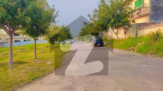 F17 MPCHS 30X60 PLOT FOR SALE NEAR TO MARKAZ