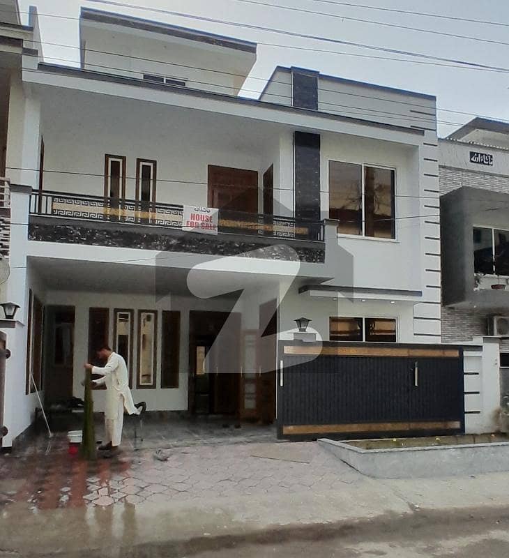 سوان گارڈن ۔ بلاک ایچ سوان گارڈن,اسلام آباد میں 5 کمروں کا 8 مرلہ مکان 3.4 کروڑ میں برائے فروخت۔