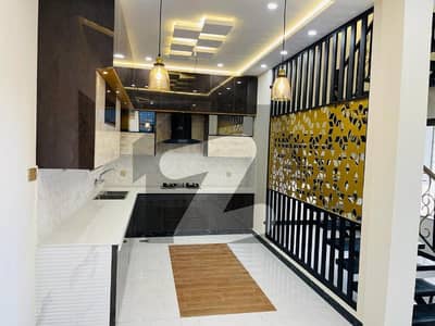 خیابانِ گارڈنز فیصل آباد میں 5 کمروں کا 8 مرلہ مکان 3.5 کروڑ میں برائے فروخت۔