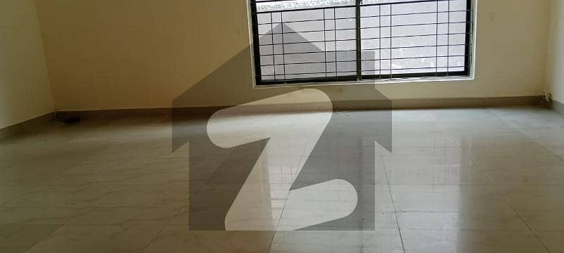 ڈی ایچ اے فیز 2 - بلاک ٹی فیز 2,ڈیفنس (ڈی ایچ اے),لاہور میں 8 کمروں کا 1 کنال مکان 2.45 لاکھ میں کرایہ پر دستیاب ہے۔