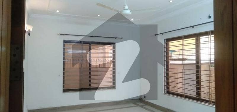 G,8 ,MARKEZ FLAT FOR RANT 3RD FLOOR 3 BED ATTACHED BATH TVL LAFT AVAILABLE ONLY FOR FAMILY RENT 72000