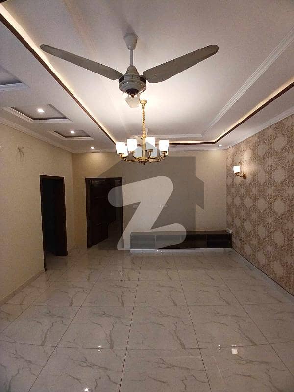 بحریہ ٹاؤن فیز 8 بحریہ ٹاؤن راولپنڈی,راولپنڈی میں 5 کمروں کا 12 مرلہ مکان 1.6 لاکھ میں کرایہ پر دستیاب ہے۔