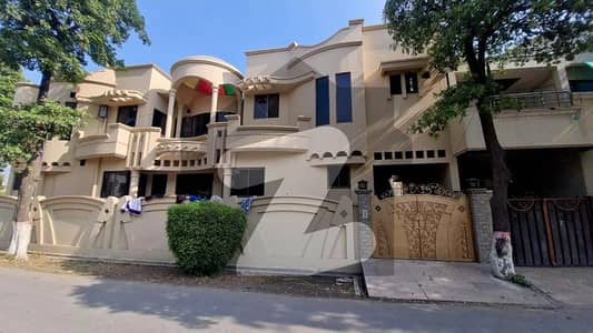 Get An Attractive Corner House In Gujranwala Under Rs. 65000000