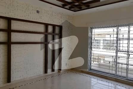 پی آئی اے ہاؤسنگ سکیم لاہور میں 5 کمروں کا 10 مرلہ مکان 3.5 کروڑ میں برائے فروخت۔