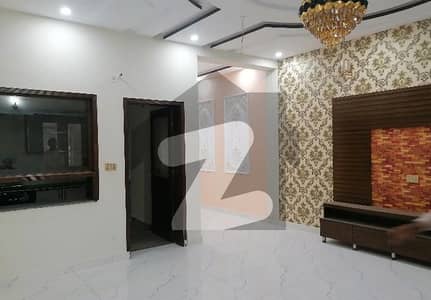 پی آئی اے ہاؤسنگ سکیم لاہور میں 5 کمروں کا 1 کنال مکان 6.5 کروڑ میں برائے فروخت۔
