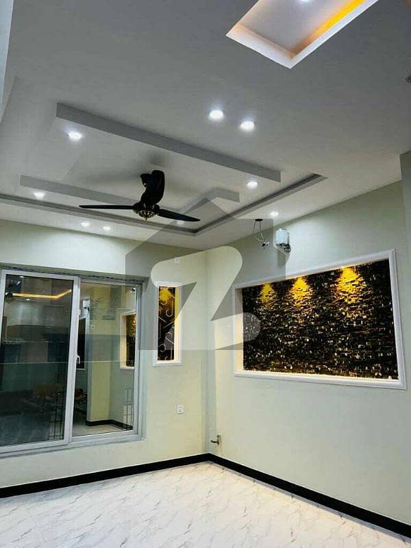 اولڈ باڑہ روڈ پشاور میں 7 کمروں کا 6 مرلہ مکان 85.0 ہزار میں کرایہ پر دستیاب ہے۔