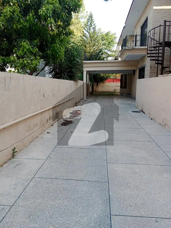 2 Kanal (1022 Yards) Main Road Bungalow For Sale In Sector F-10, Islamabad
