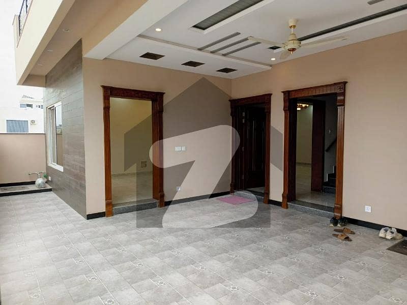 ٹاپ سٹی 1 - بلاک اے ٹاپ سٹی 1,اسلام آباد میں 6 کمروں کا 10 مرلہ مکان 4.0 کروڑ میں برائے فروخت۔