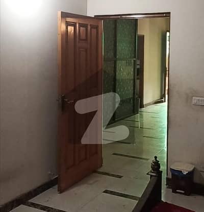 In Allama Iqbal Town - Ravi Block Of Lahore, A 10 Marla House Is Available