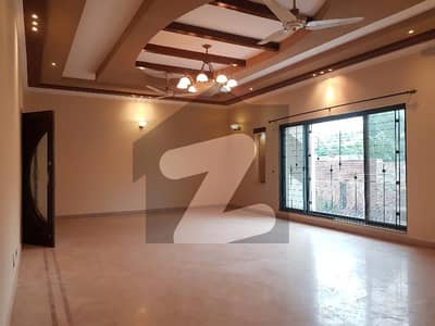 10 MARLA BEAUTIFUL HOUSE FOR RENT IN PHASE 8 LAHORE