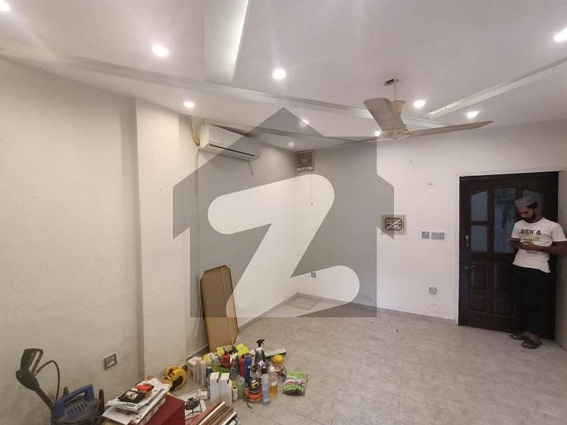 ڈی ایچ اے فیز 3 - بلاک وائے فیز 3,ڈیفنس (ڈی ایچ اے),لاہور میں 2 مرلہ Studio دفتر 42.0 ہزار میں کرایہ پر دستیاب ہے۔
