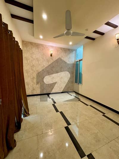 10MARLA LUXURY DOUBLE STOREY HOUSE AVAILABLE FOR SALE IN TARIQ GARAGE