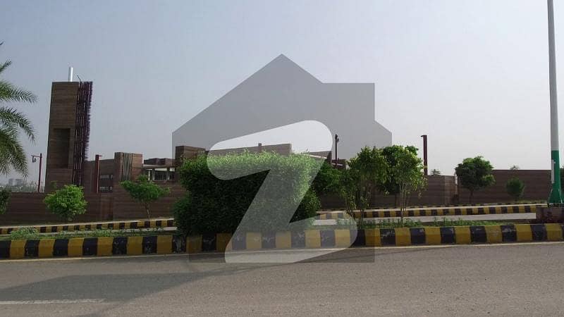 Commercial plot Size 4 Kanal at Main Express way Gulberg Green for sale at reasonable with direct meeting to owner