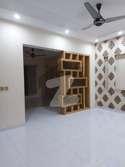 طارق گارڈنز لاہور میں 5 کمروں کا 10 مرلہ مکان 1.65 لاکھ میں کرایہ پر دستیاب ہے۔