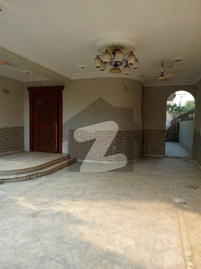 جوہر ٹاؤن لاہور میں 6 کمروں کا 1 کنال مکان 3.7 لاکھ میں کرایہ پر دستیاب ہے۔